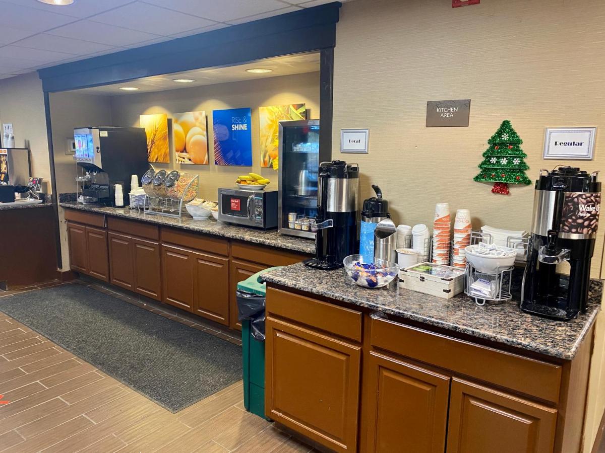 Comfort Suites Near Casinos Norwich Bagian luar foto