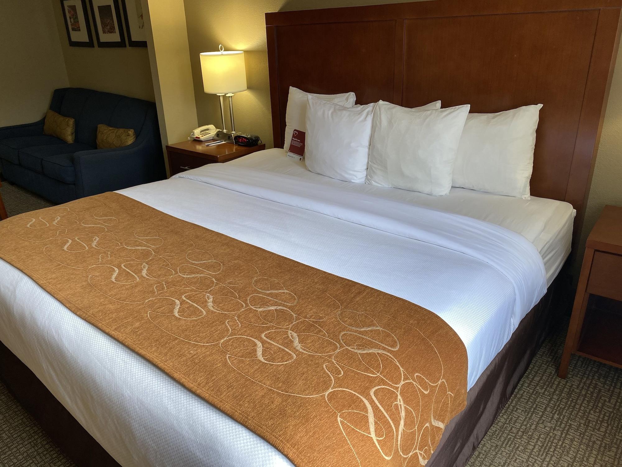 Comfort Suites Near Casinos Norwich Bagian luar foto