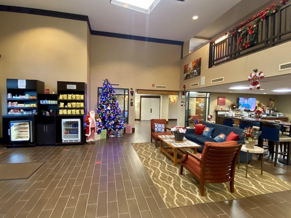 Comfort Suites Near Casinos Norwich Bagian luar foto