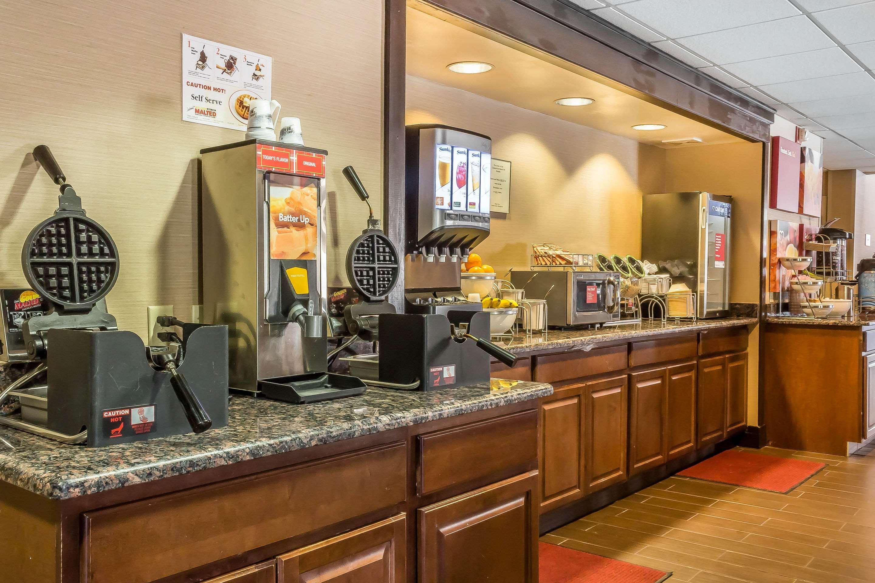 Comfort Suites Near Casinos Norwich Bagian luar foto