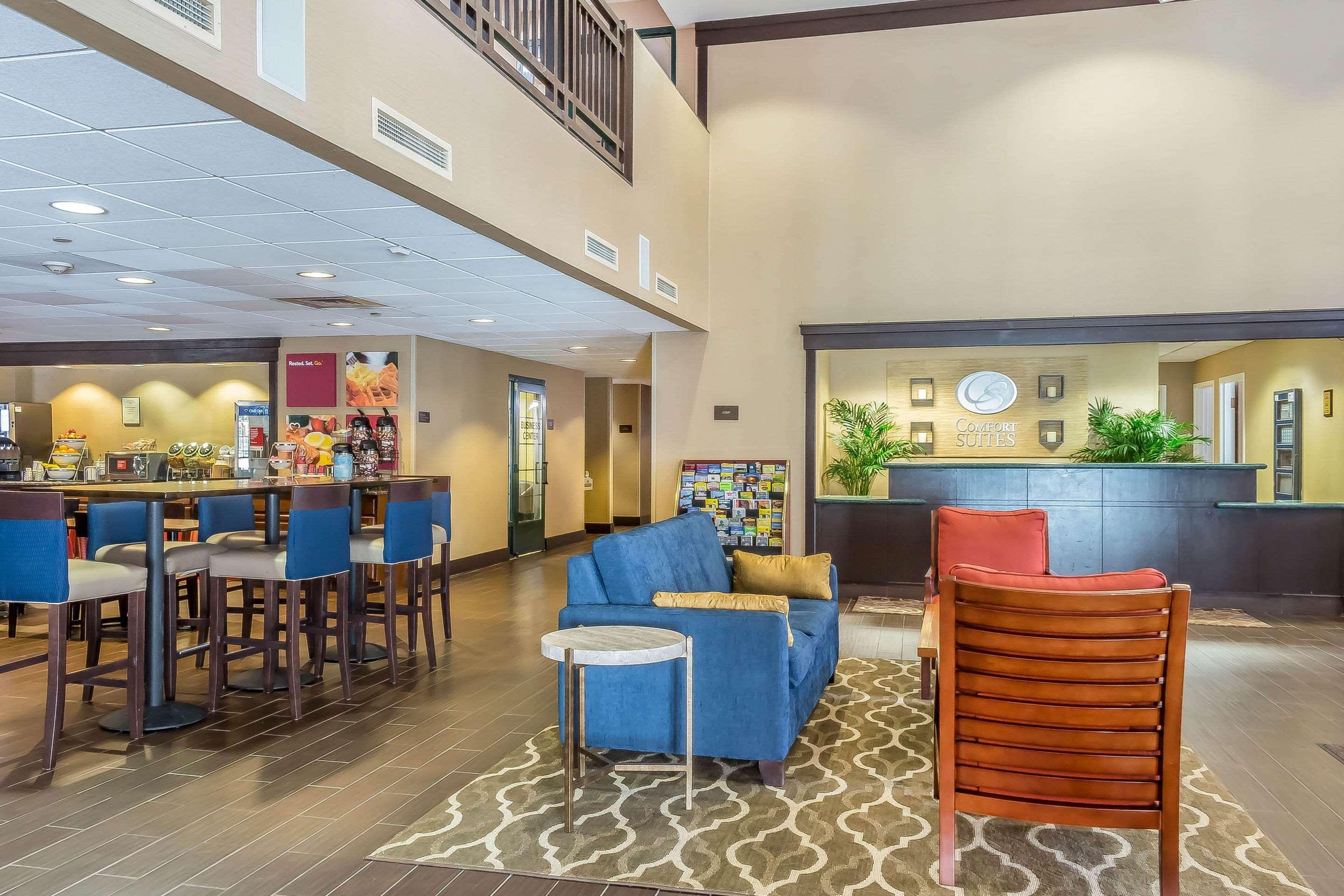 Comfort Suites Near Casinos Norwich Bagian luar foto