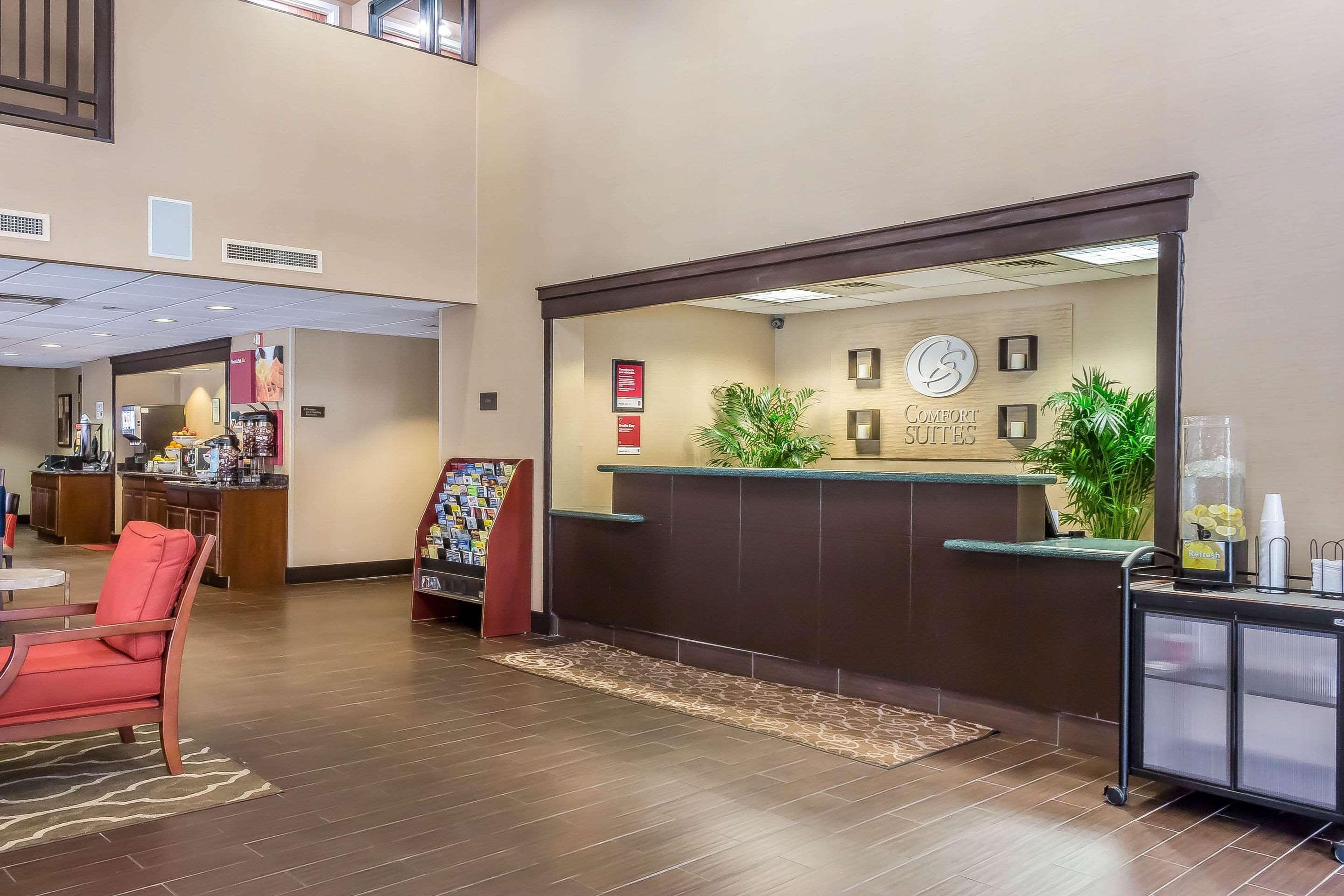 Comfort Suites Near Casinos Norwich Bagian luar foto