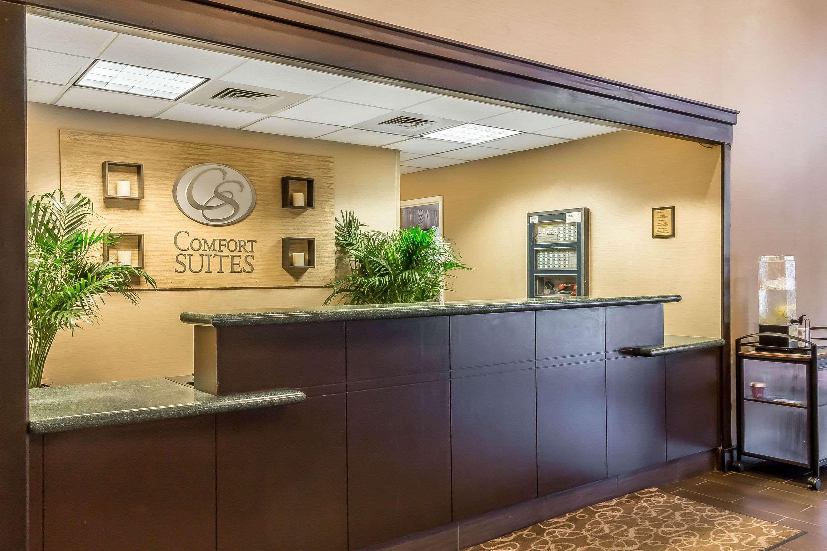 Comfort Suites Near Casinos Norwich Bagian luar foto