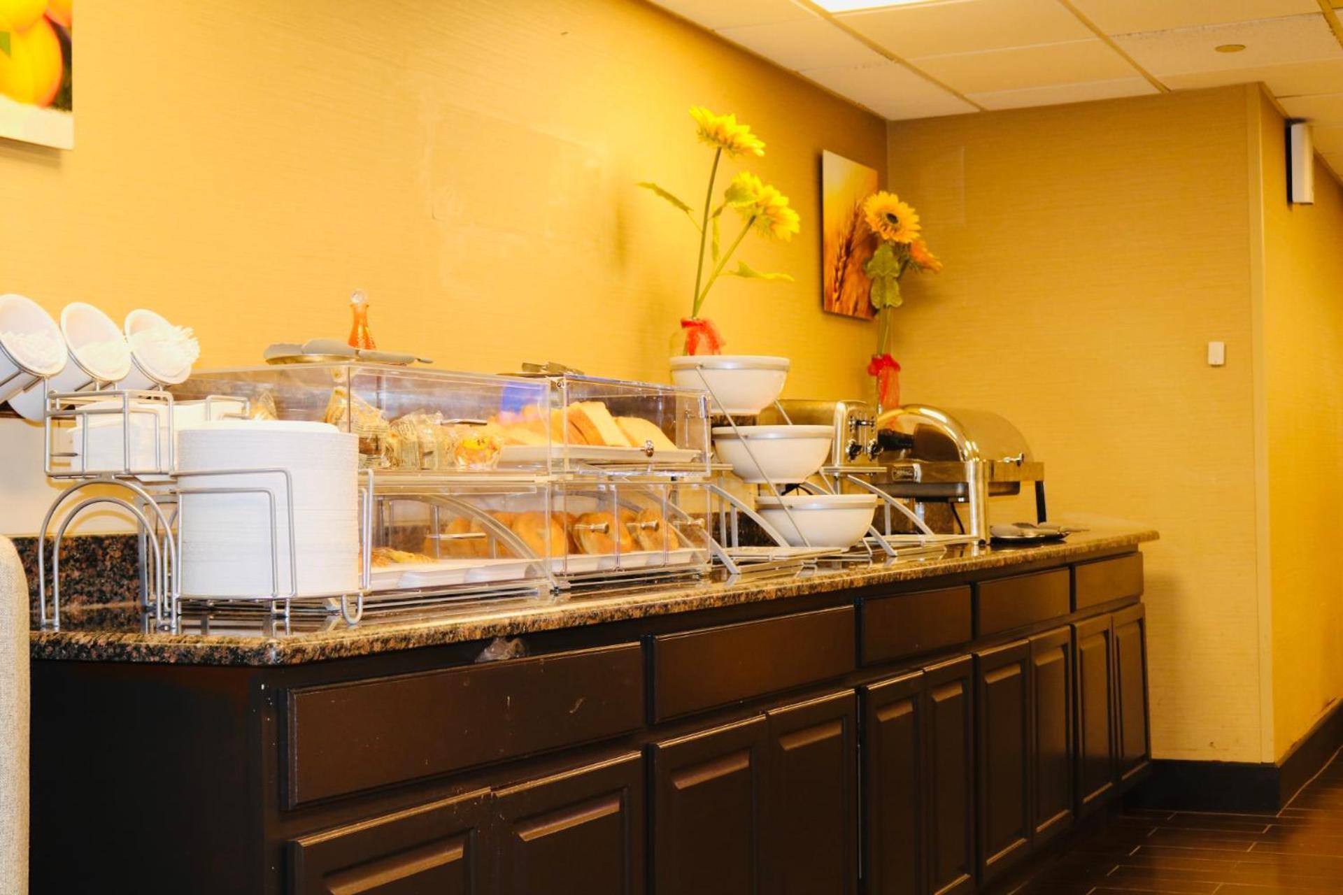 Comfort Suites Near Casinos Norwich Bagian luar foto