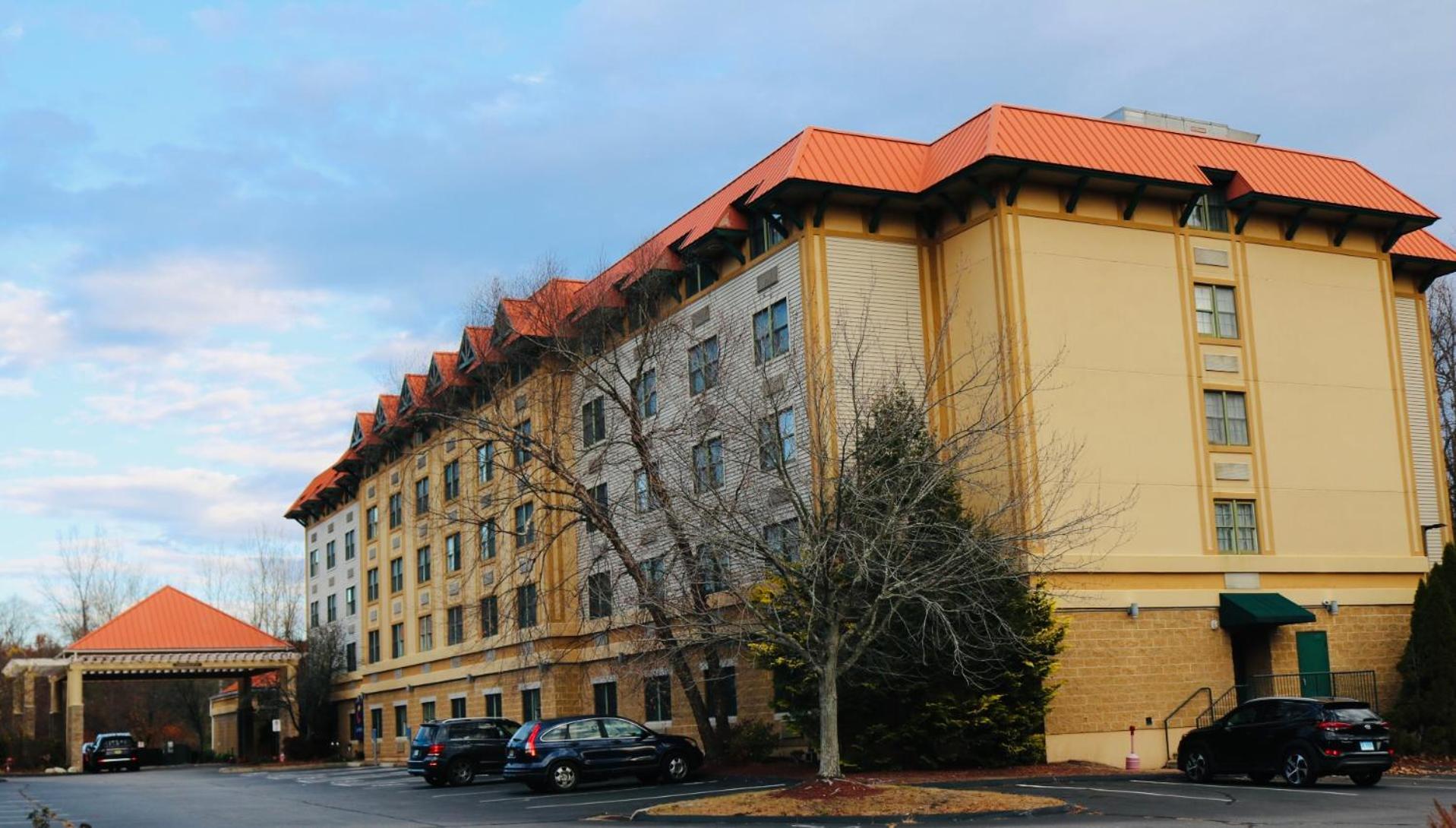 Comfort Suites Near Casinos Norwich Bagian luar foto