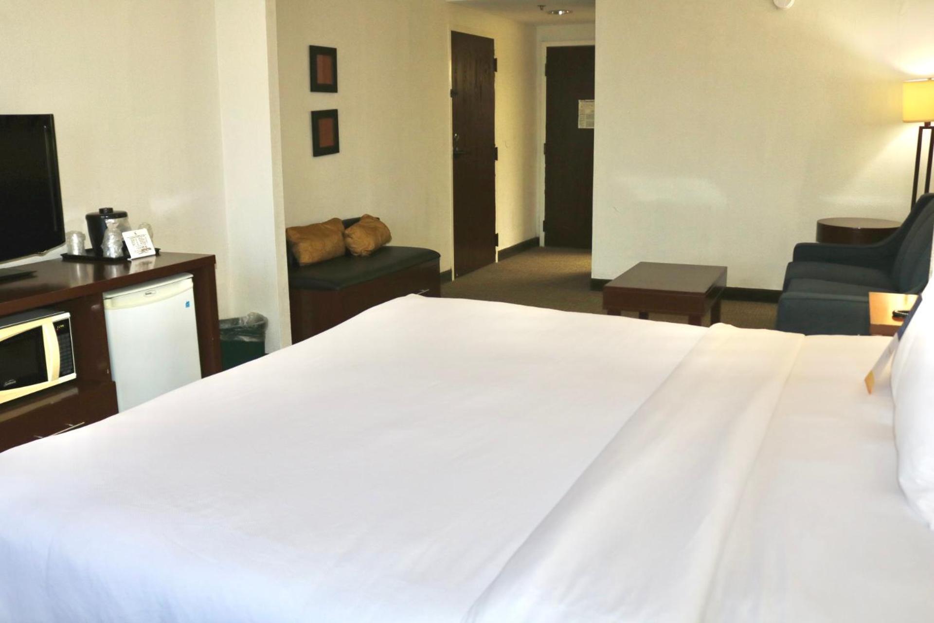 Comfort Suites Near Casinos Norwich Bagian luar foto