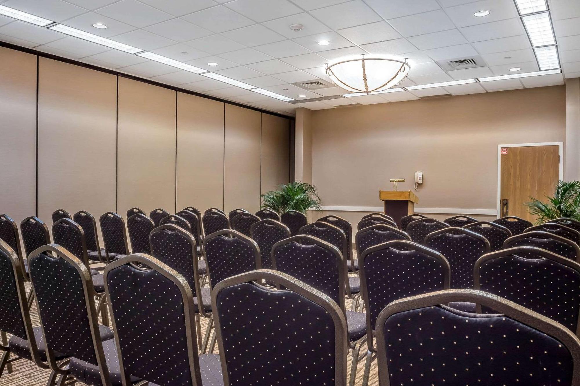 Comfort Suites Near Casinos Norwich Bagian luar foto