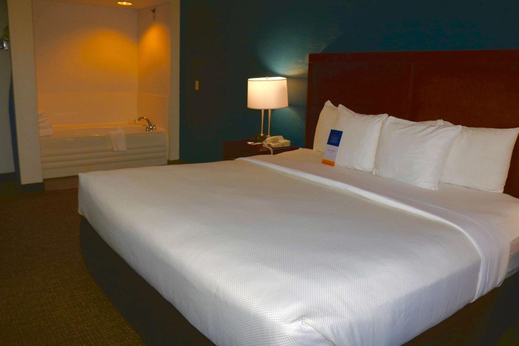 Comfort Suites Near Casinos Norwich Bagian luar foto