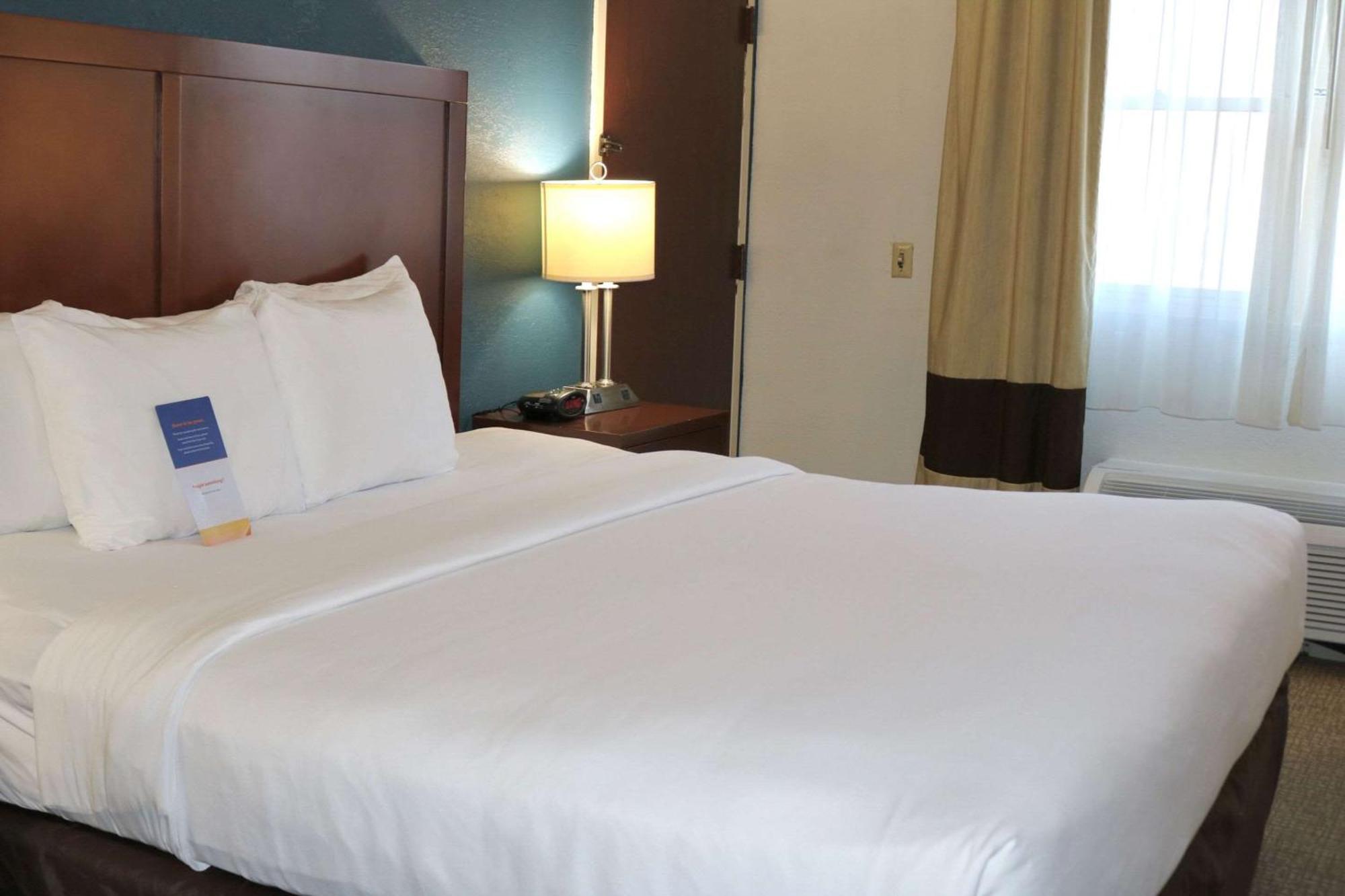 Comfort Suites Near Casinos Norwich Bagian luar foto