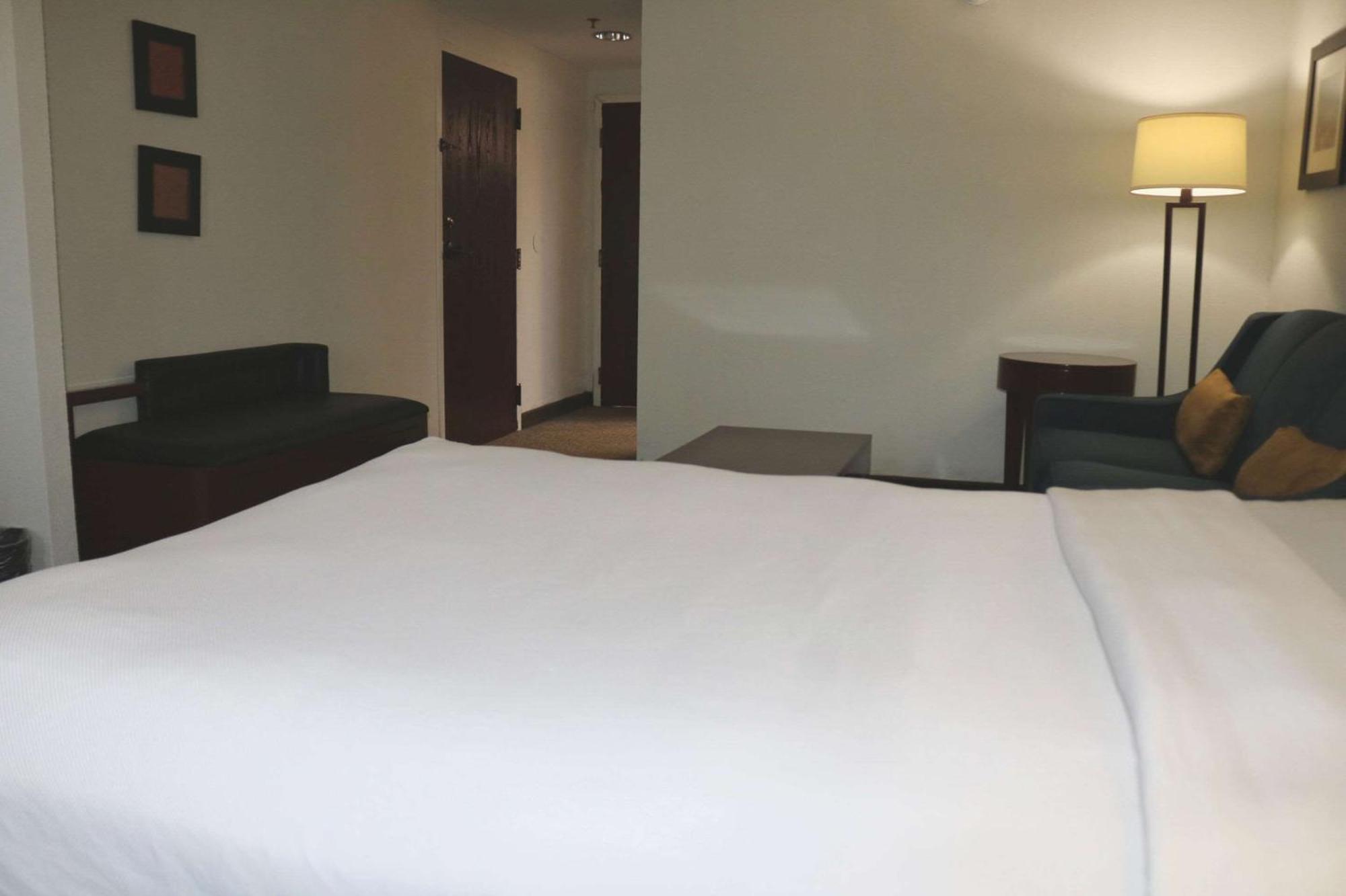 Comfort Suites Near Casinos Norwich Bagian luar foto