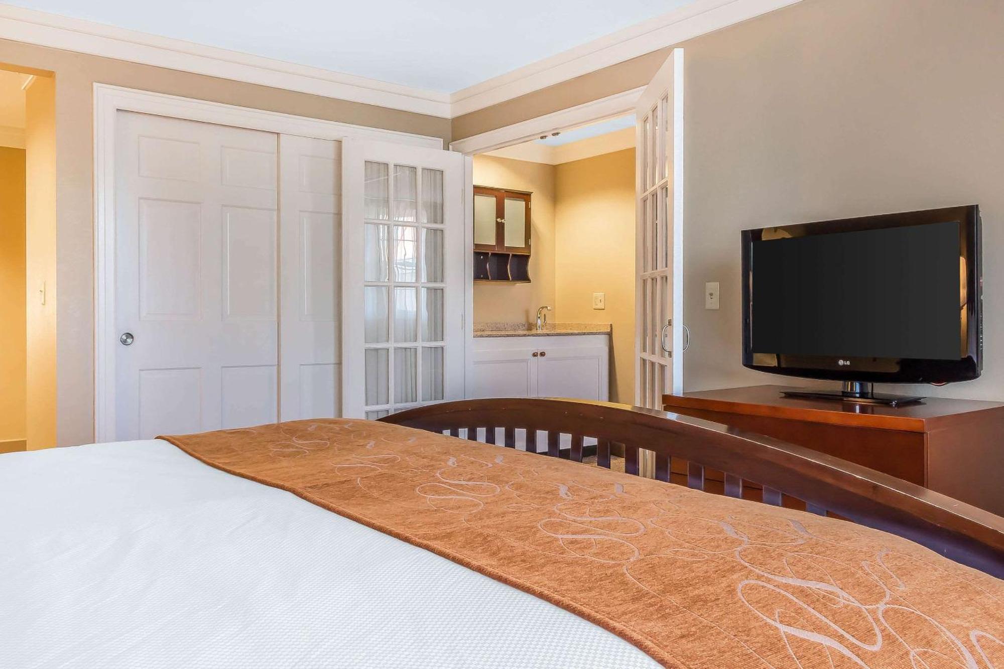 Comfort Suites Near Casinos Norwich Bagian luar foto
