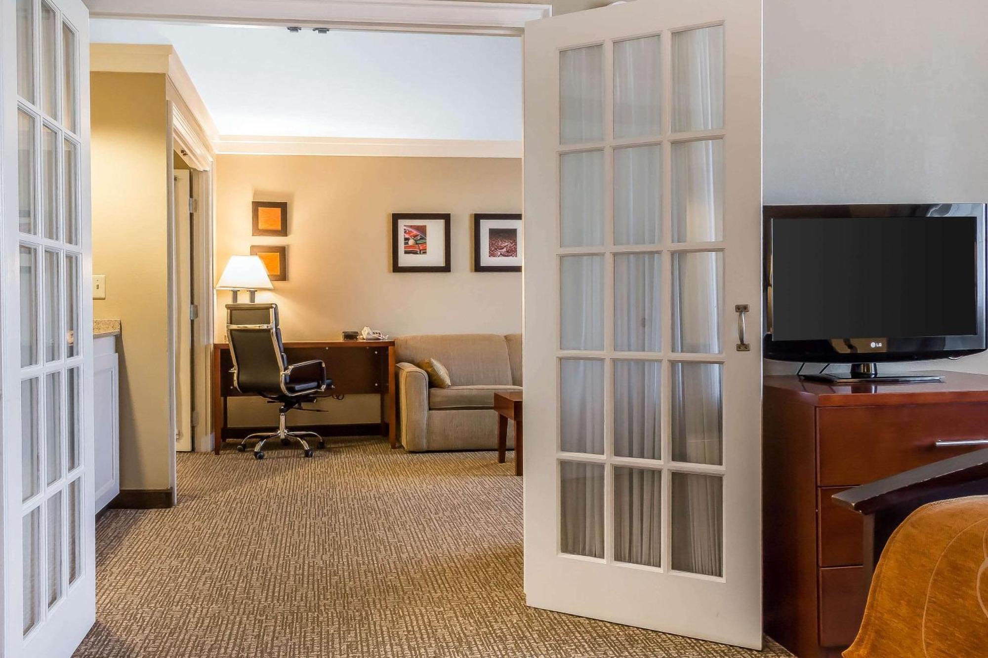 Comfort Suites Near Casinos Norwich Bagian luar foto