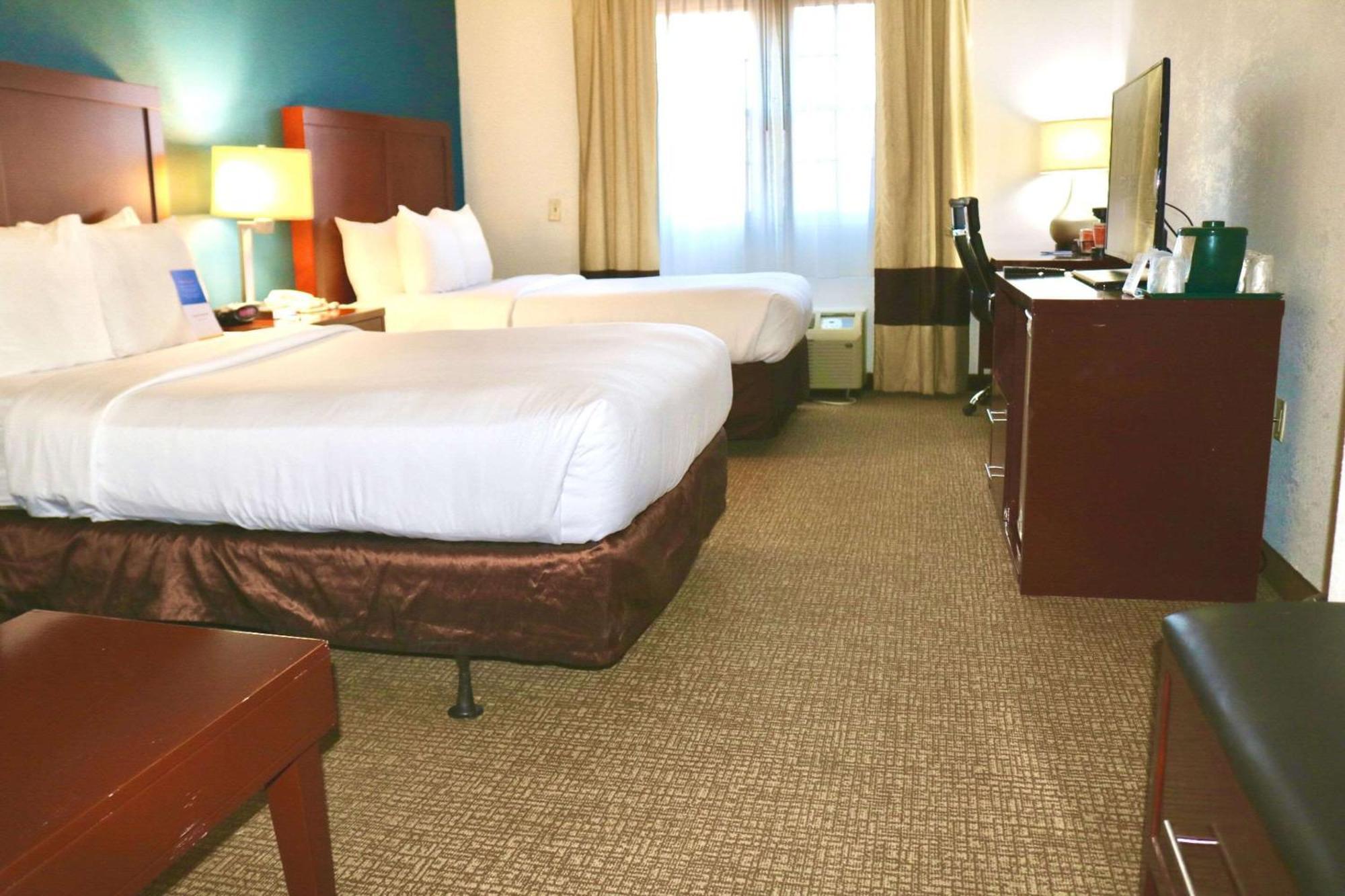 Comfort Suites Near Casinos Norwich Bagian luar foto