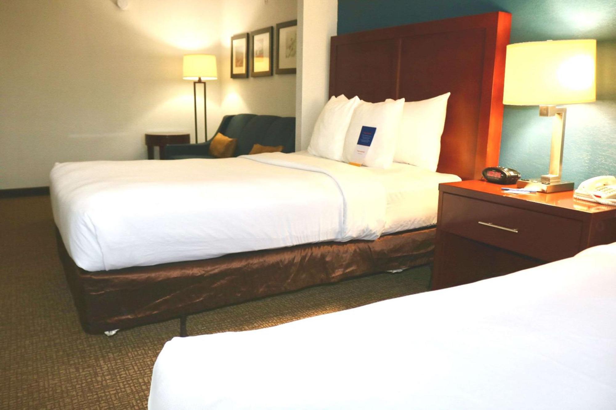 Comfort Suites Near Casinos Norwich Bagian luar foto