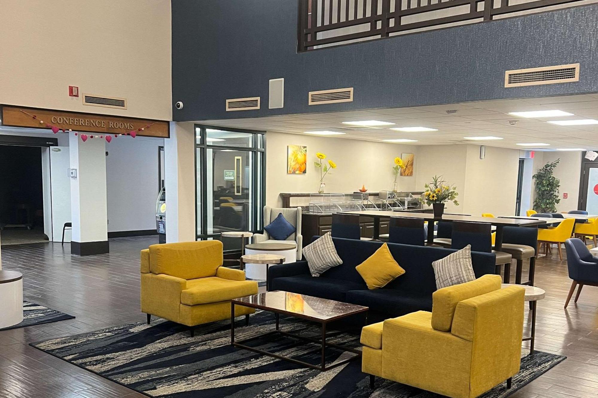 Comfort Suites Near Casinos Norwich Bagian luar foto