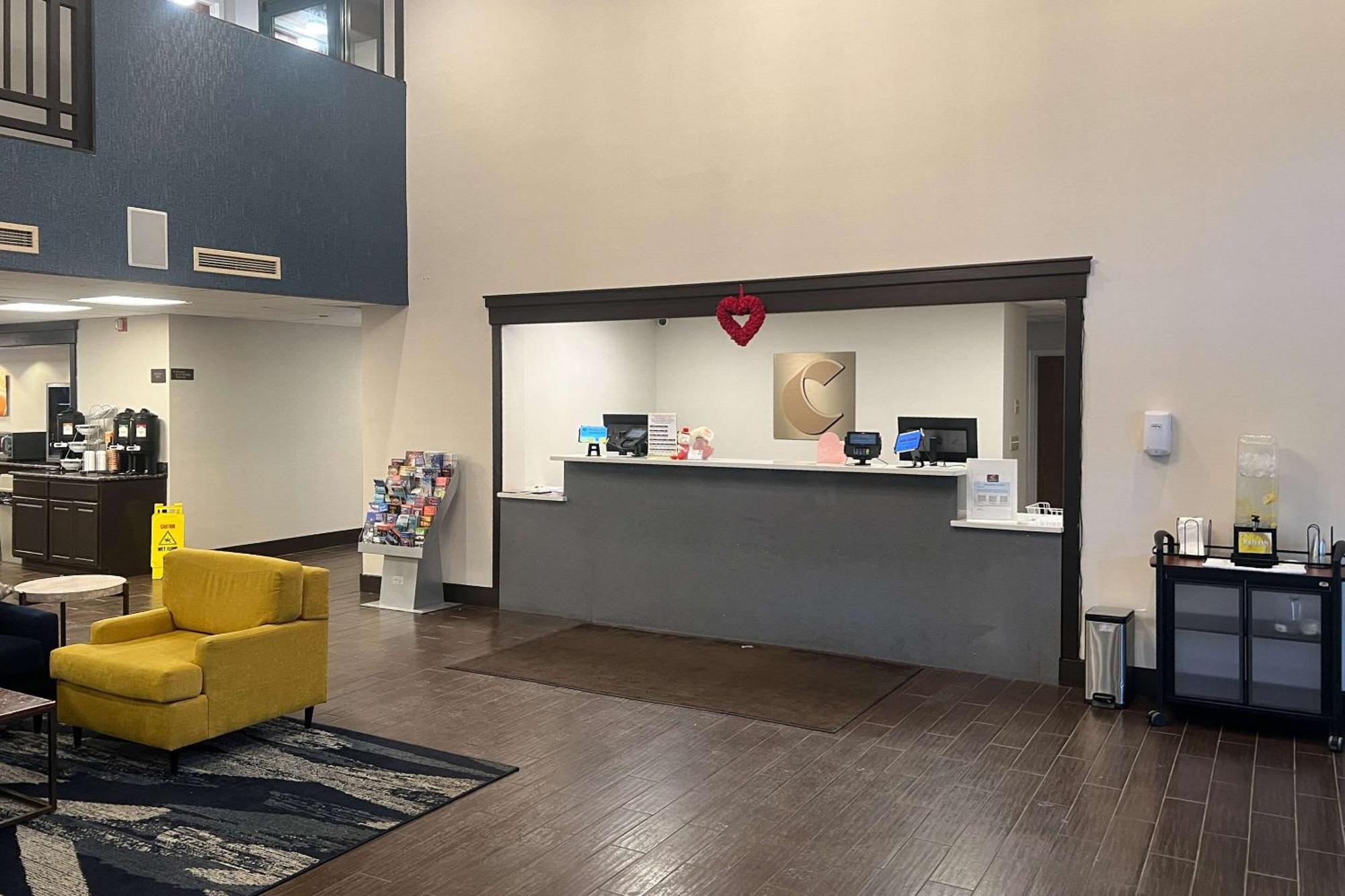 Comfort Suites Near Casinos Norwich Bagian luar foto