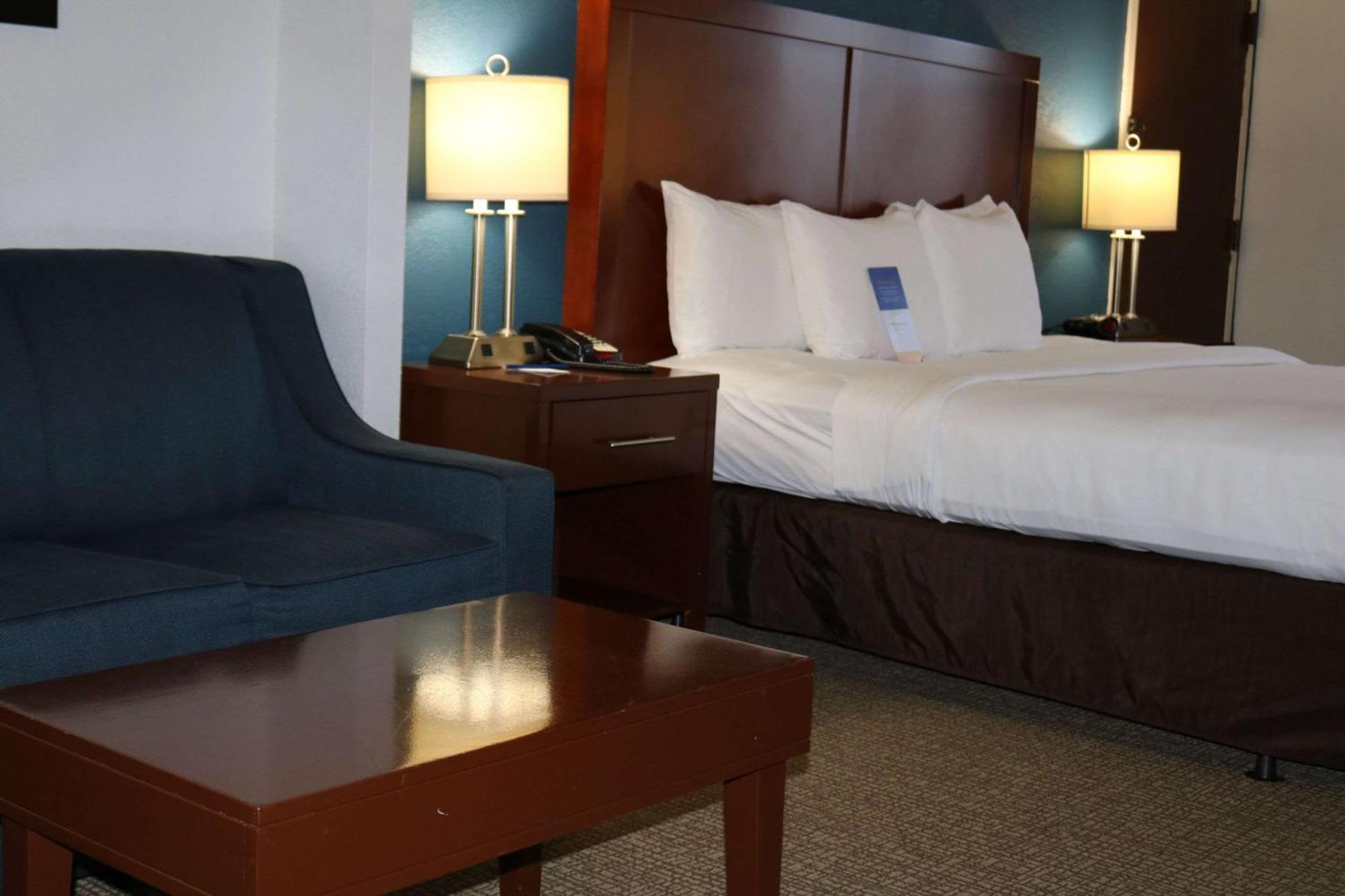 Comfort Suites Near Casinos Norwich Bagian luar foto