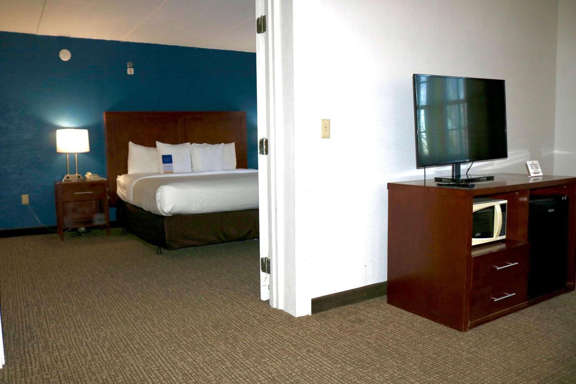 Comfort Suites Near Casinos Norwich Bagian luar foto